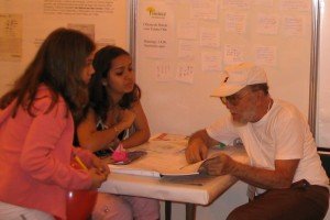 Visitantes recebem orientação sobre haicai